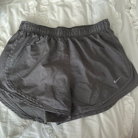 nike grey shorts size medium - Picture 1 of 3